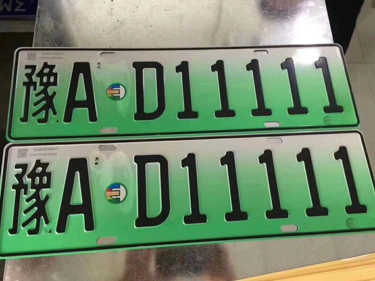 白色车牌是特种车辆的专用车牌颜色.