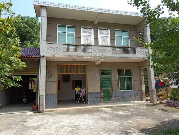 房子的外观,也是个二层小楼了,看着有一点小丑,那时候的流行和现在还