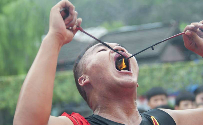 炎炎夏日,谁敢玩火,大师,厉害|吐火|杂技|西蜀_新浪新闻