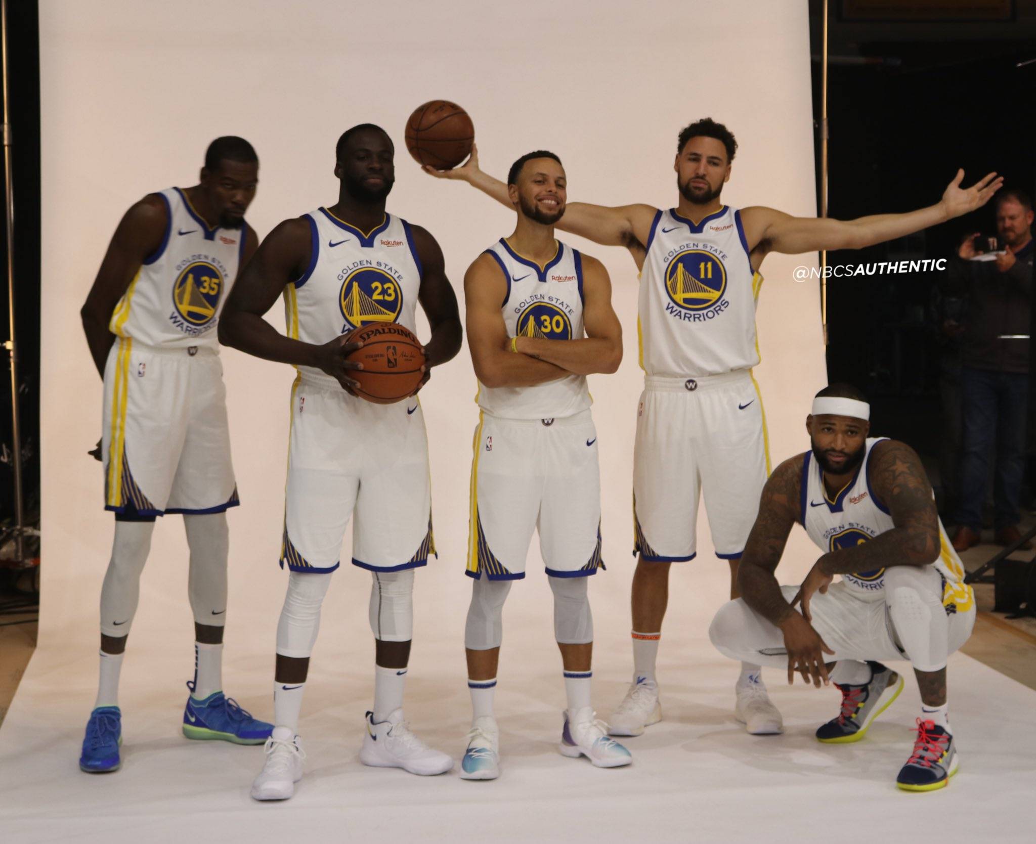 勇士队定妆照,这首发五虎阵容,气势如虹,新赛季,冲击三连冠!