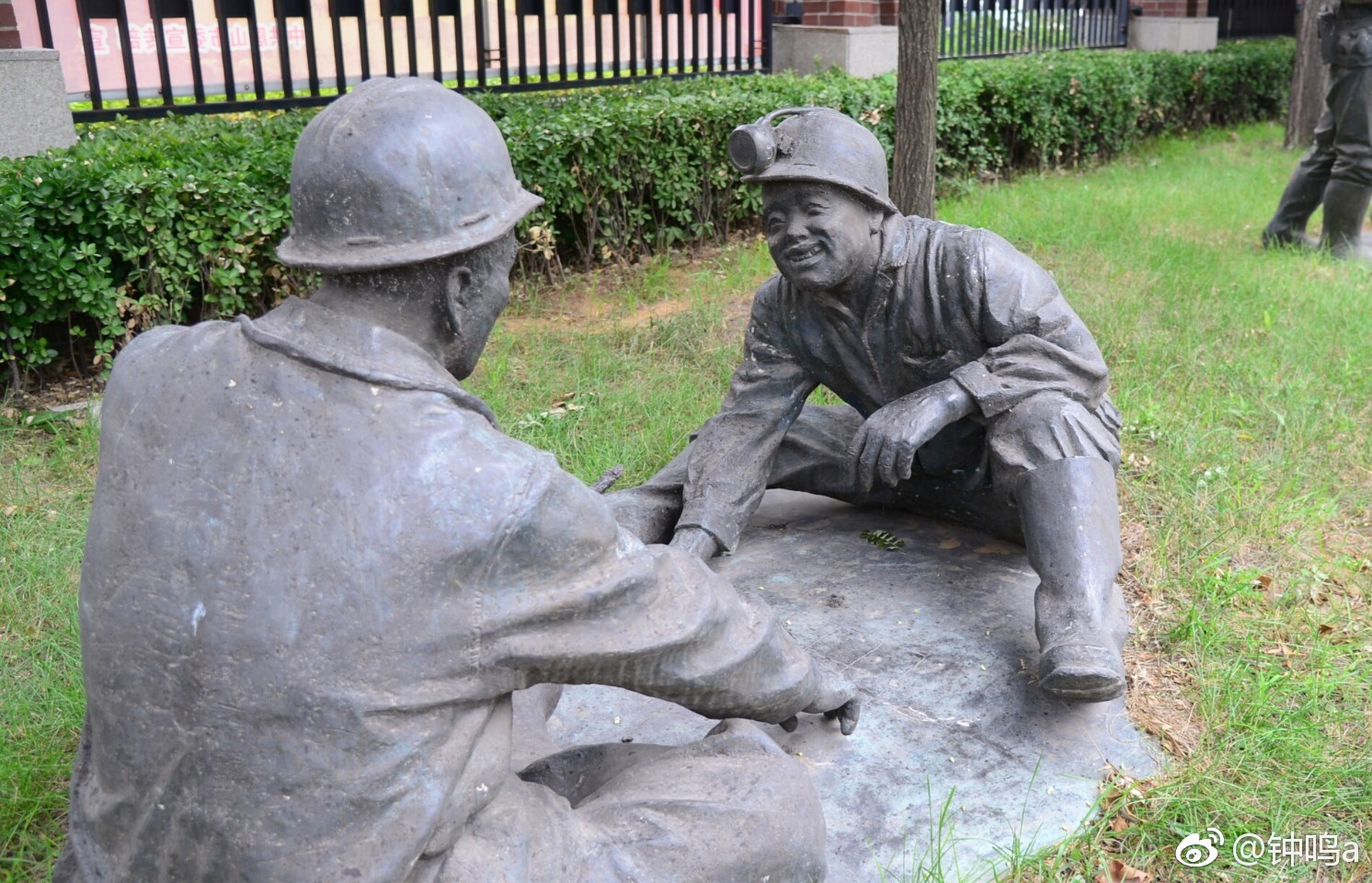 唐山开滦国家矿山公园,大门口一组铜雕吸引了我|矿工|矿山公园|铜雕