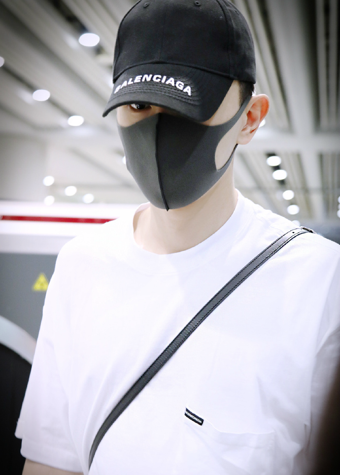 邓伦参加完米兰时装周回国现身机场,穿白t恤戴黑色口罩遮捂严实