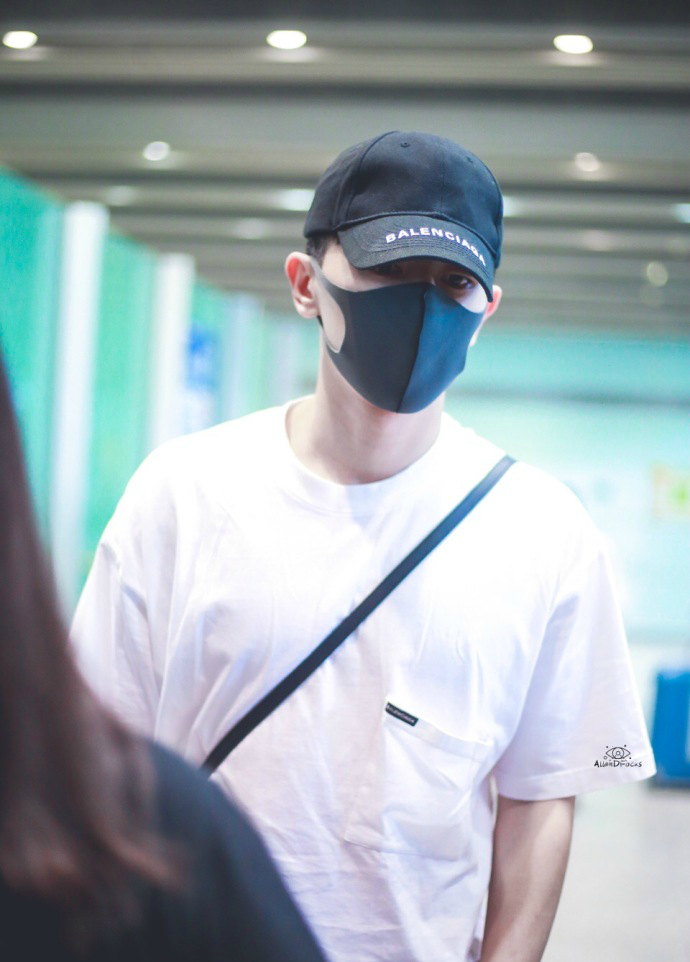 邓伦参加完米兰时装周回国现身机场,穿白t恤戴黑色口罩遮捂严实