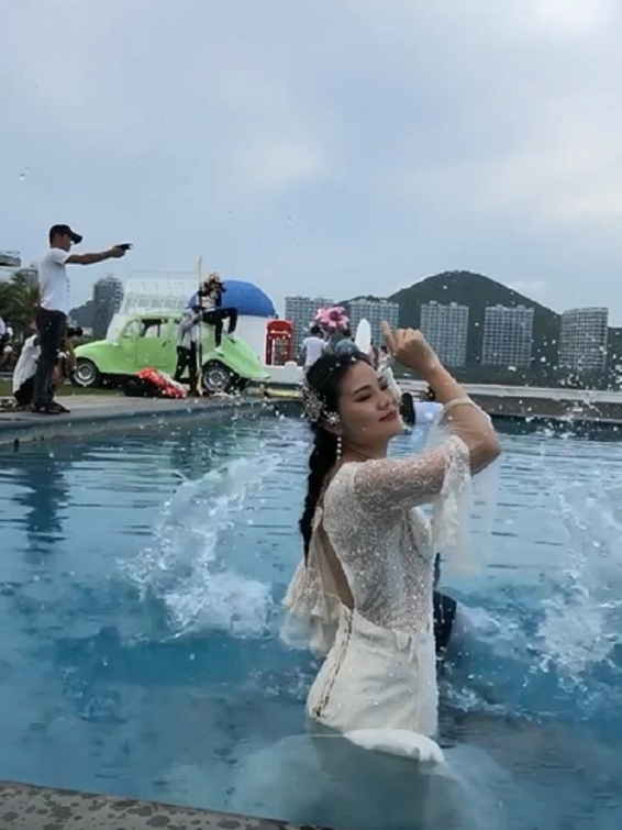 泳池拍婚纱照背后冒出了个人,新娘脸色突变,成片很惊艳