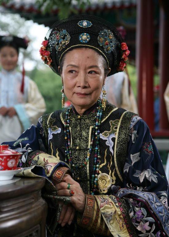 78岁吕中一家近照,儿媳貌美如花很有名,儿子颜值一言难尽