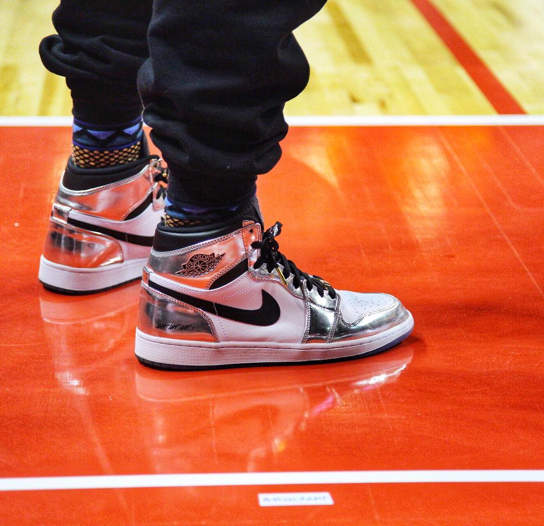 欧文和杰伦布朗在夏季联赛现场看比赛图3是欧文穿着的aj1 伦纳德