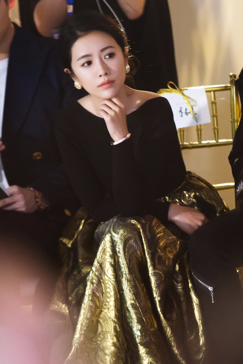 李春嫒受邀亮相时尚活动 气质优雅尽显知性美