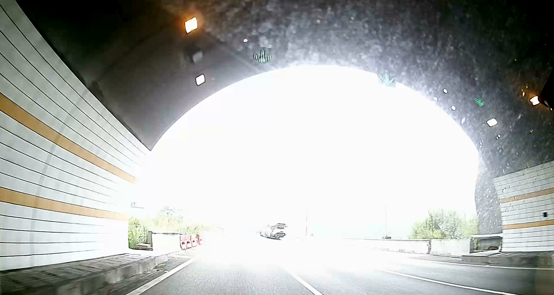 出入隧道请选好车道,安全行车,大车选错车道会被扣分罚款-新浪汽车