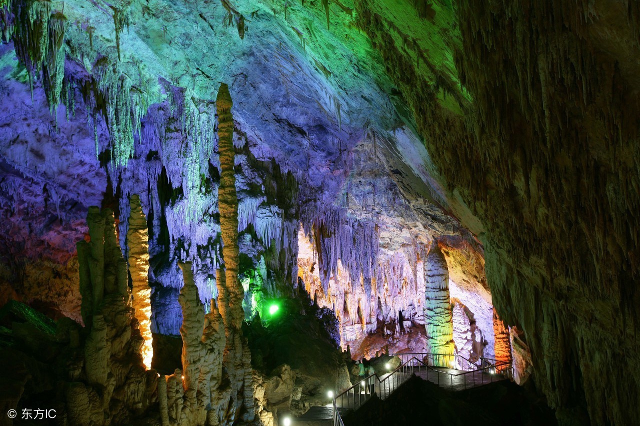 为石灰岩)进行溶蚀作用等所形成的地表和地下形态的总称,又称岩溶地貌