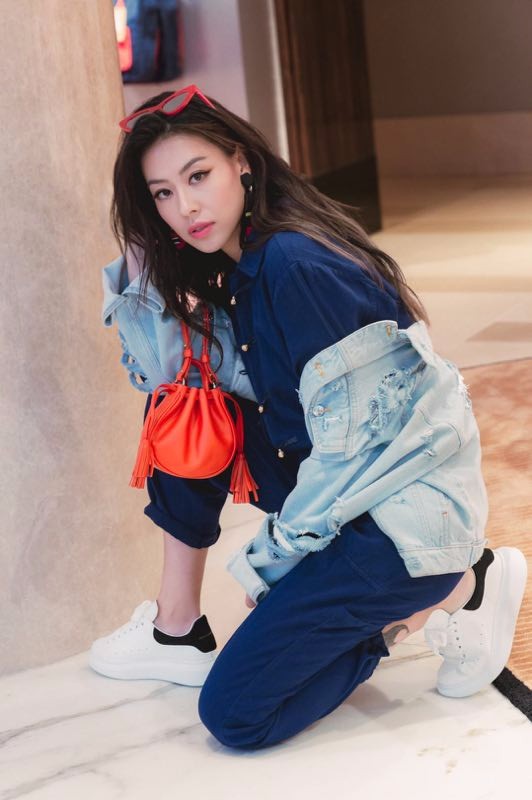 音乐人蔡诗芸dizzydizzo撞色时尚组图曝光 展现西班牙风情