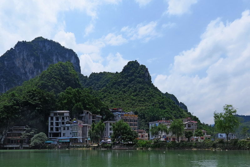 世界唯一的水游天坑的景区-凤山三门海