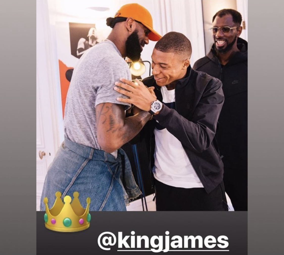 詹姆斯来到了法国巴黎,与足球运动员姆巴佩、