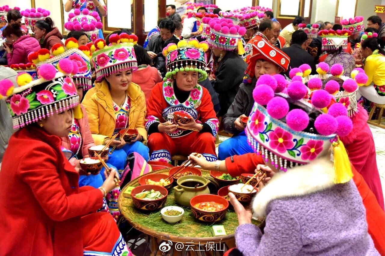 彝族长街宴"彝家三碗酒"hi起来