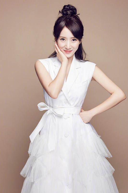 李念的造型师是超市大妈?白色裙子像纸巾连成的,超市风好明显