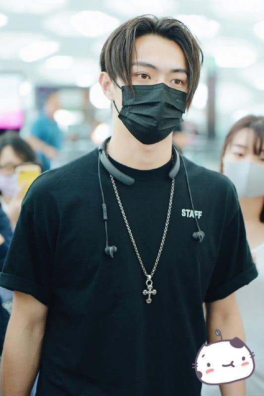 许凯留中分发型好帅,在傅恒大人身上,看到了当年郭富城的影子!