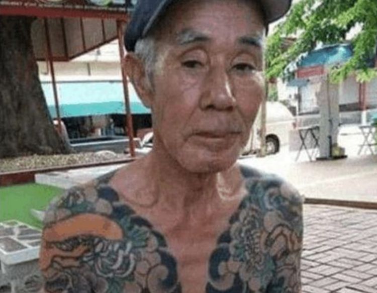 大爷大街喝醉酒,光膀子比身材,不料民警迅速赶到逮捕他