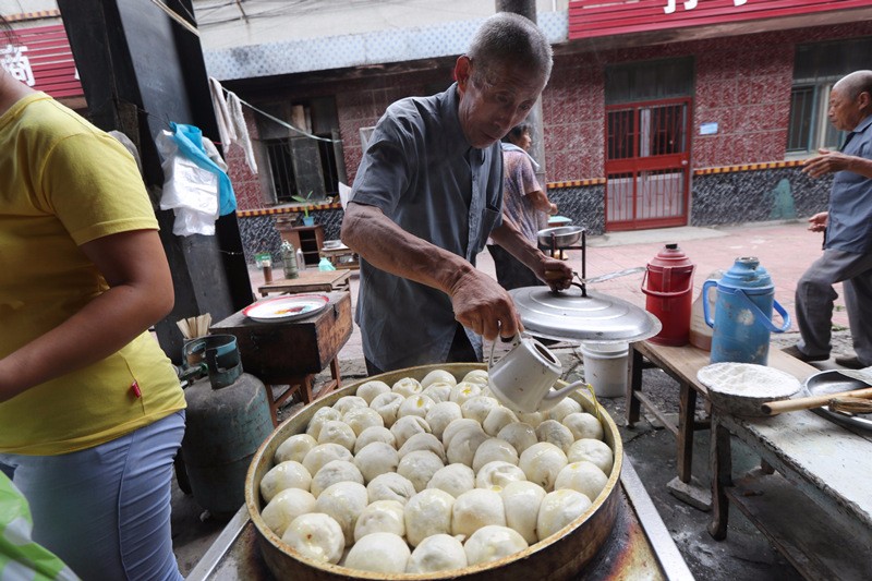 涨价后卖的更火了,67岁的网红煎包店老板讲出成功经验|涨价|网红|包子