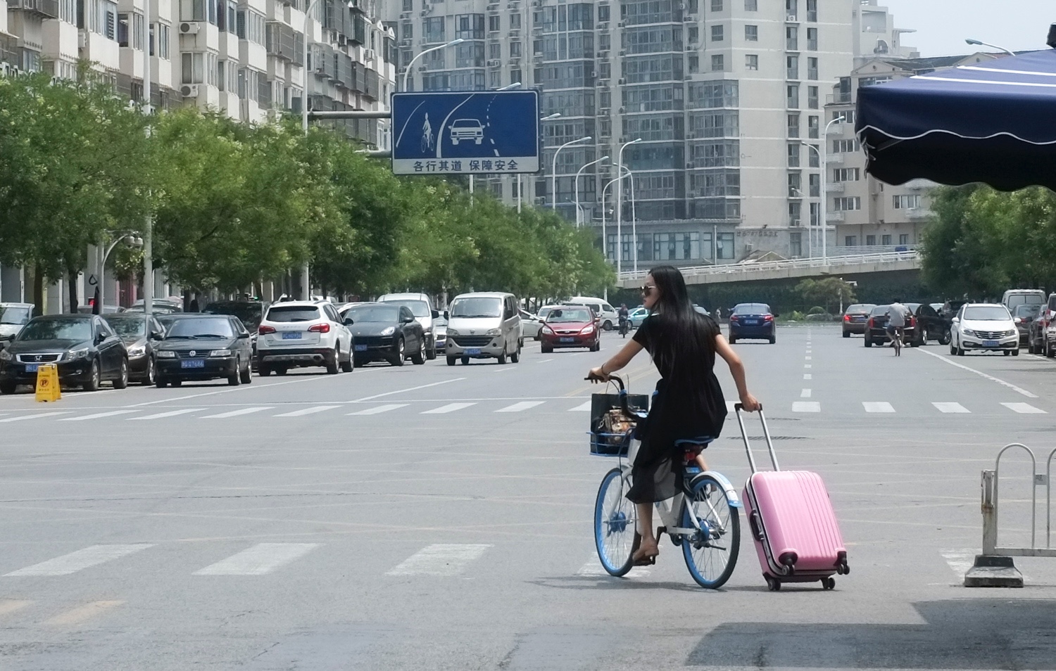 天津火车站外 多名年轻人骑单车拉行李箱 场面有趣