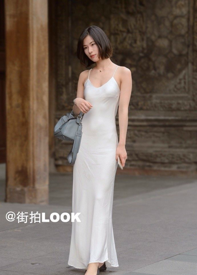 街拍路人,一件低胸吊带裙穿出火辣的身材