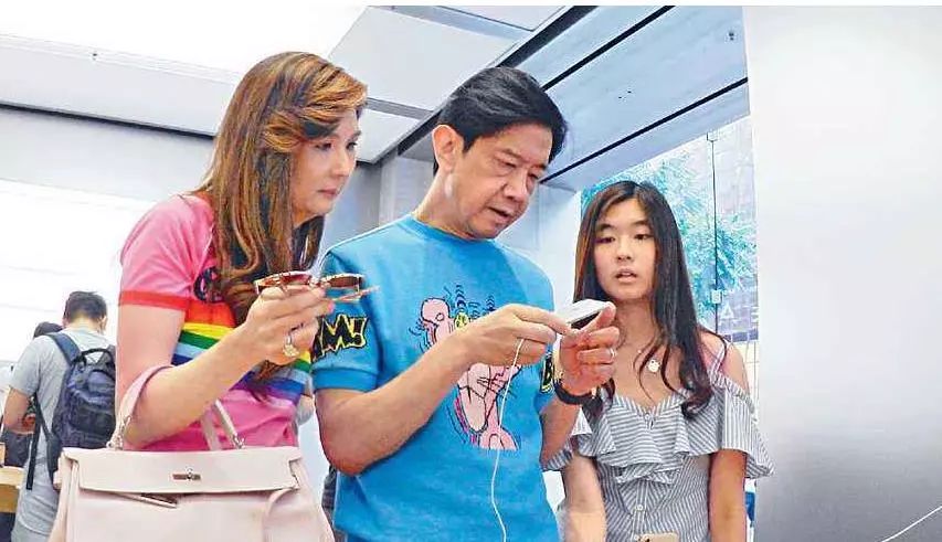 潘迪生陪妻子,小女儿逛街豪门联姻,并非香港特有现象,只不过"弹丸之地