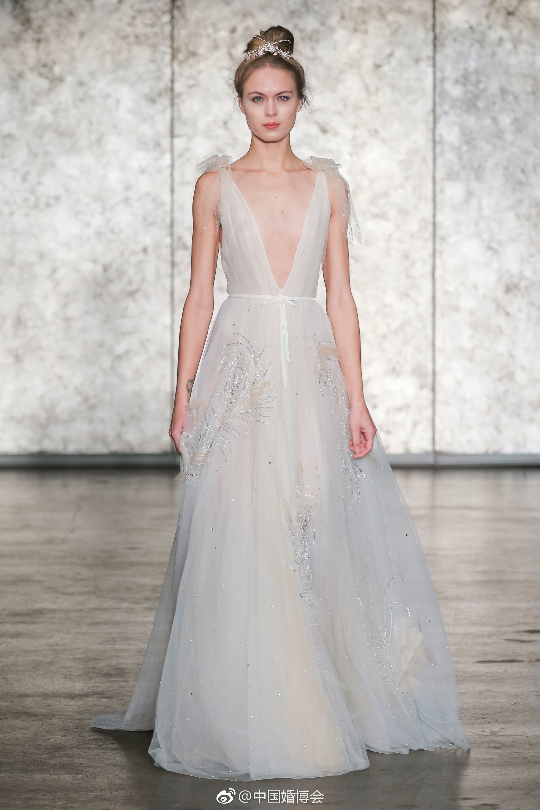 inbal dror 于纽约婚纱周发布2018秋冬婚纱系列