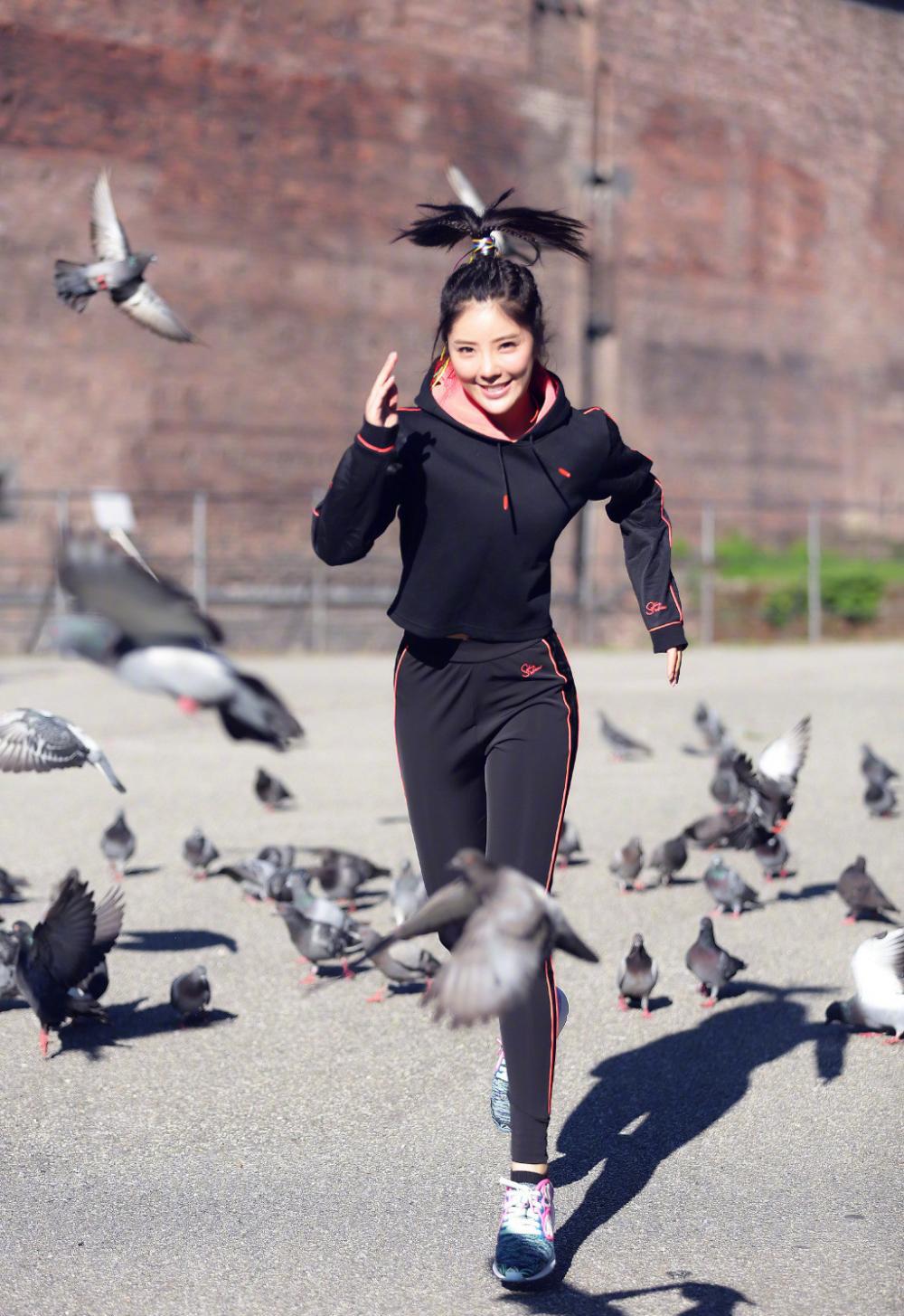 宅男女神赵奕欢晒运动写真 活力满满表演空中劈叉