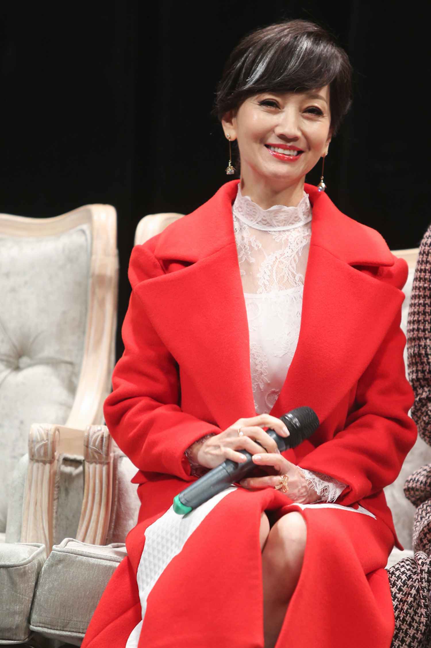 65岁的赵雅芝也太敢穿了吧网友连大幂幂都要甘拜下风了