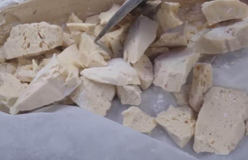 大叔边敲边卖这"叮叮糖"小吃,一天只卖10斤,很多人没有吃过!