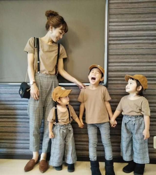 超用心的妈妈每天替自己和3个小孩搭配超萌亲子装