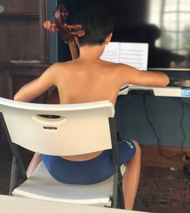 天气太热,海清晒儿子上半身全裸照,网友:这是亲妈无疑了!