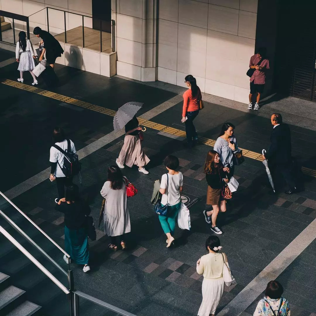 一个人就是一个独立行走的故事|行走|故事|路人_新浪新闻
