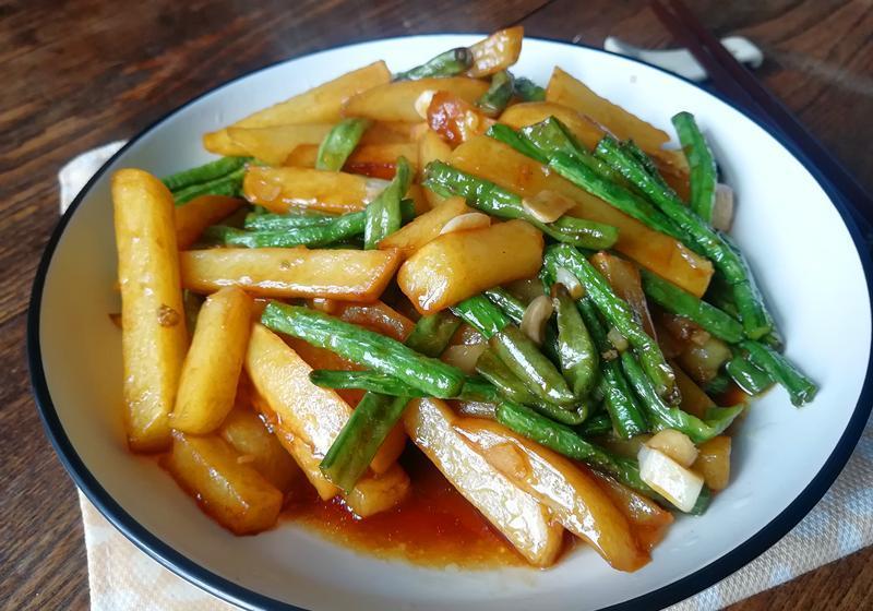 土豆和豆角放在一起做,味道香又下饭,家里餐桌上又多一道美食