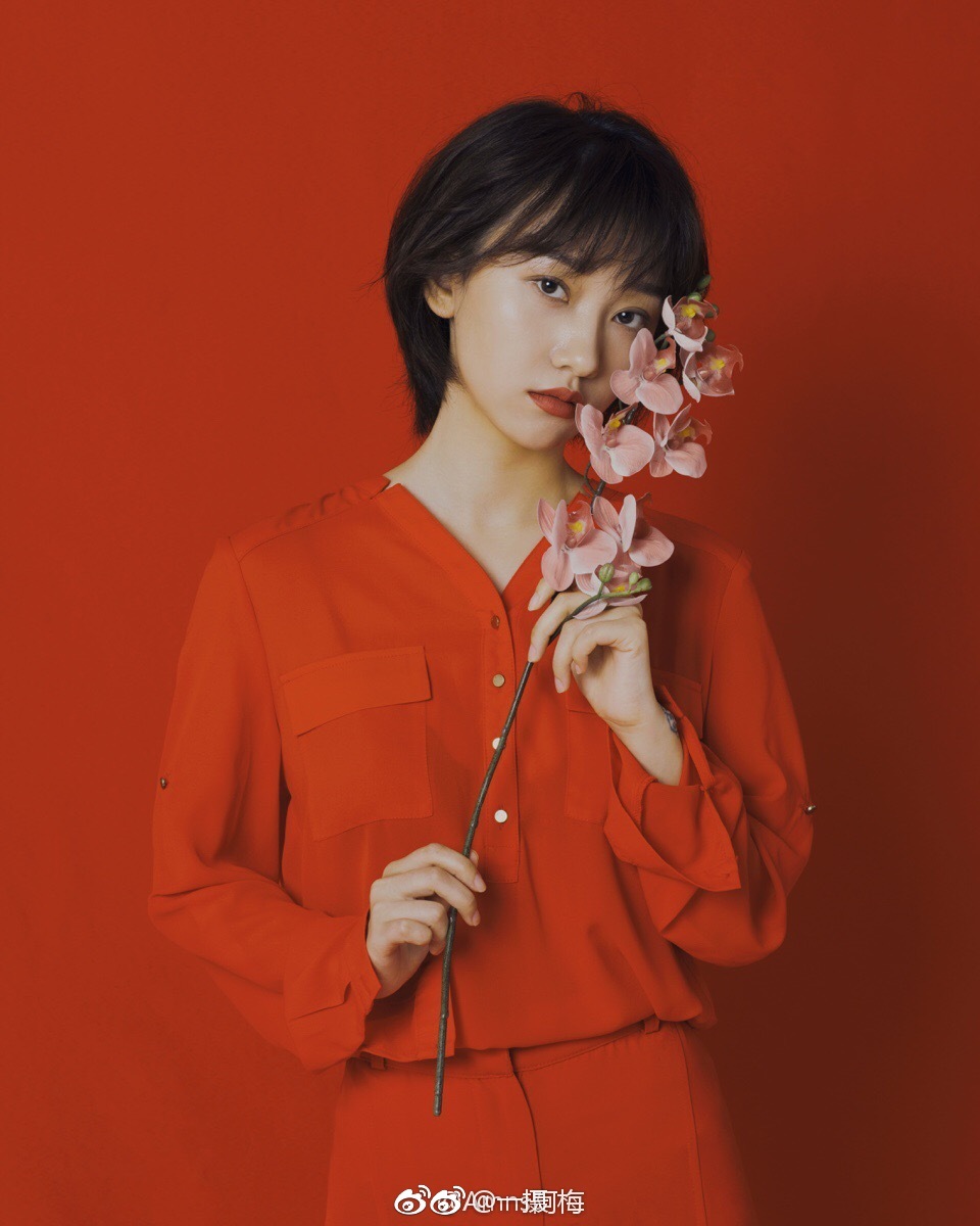 红,是伴着微凉细雨的朝暮,是夹杂着些许热风的四季