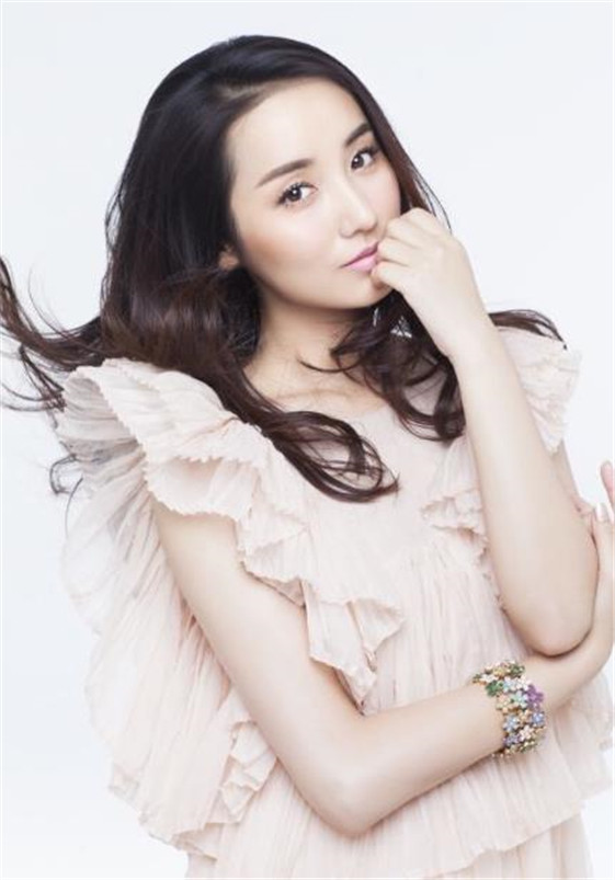 吕一长得美气质又好穿衣打扮真是越来越有魅力了