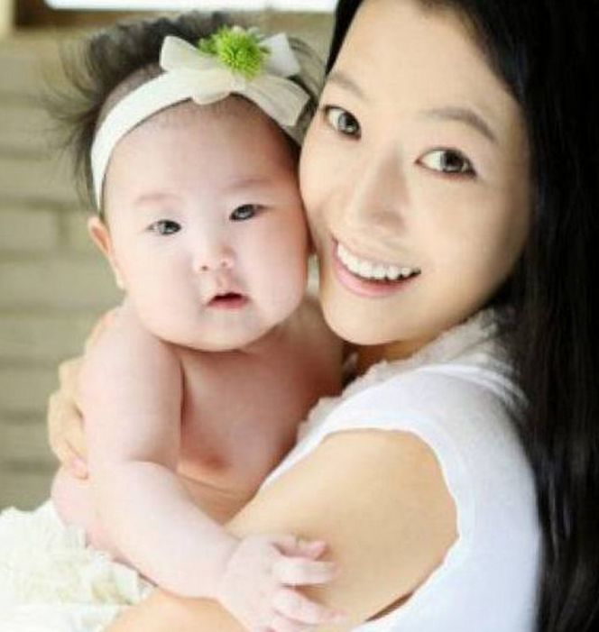 金喜善因女儿太丑被疑整容,如今8年过去了女儿的长相让人很意外