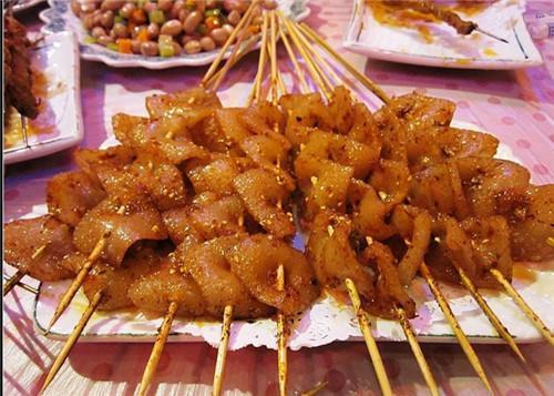 卤猪皮买现成的五香卤料,把洗好的猪皮改小,一起煮软即可.