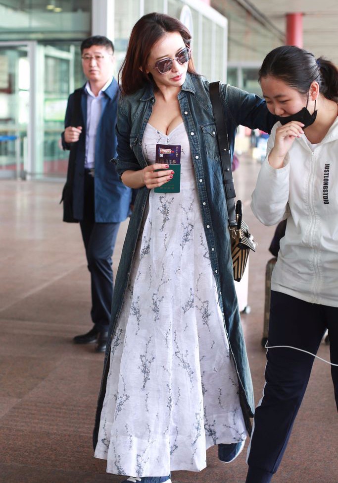 林志玲机场放大招低胸装扮吸引眼球旁边的女粉丝都不好意思了