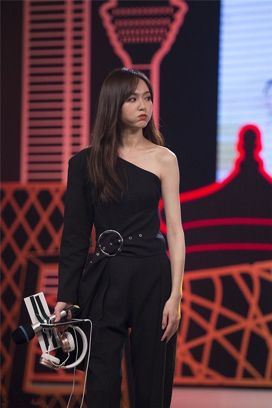 穿着恨天高的唐嫣被赞好美,脚上那些羽毛很抢镜