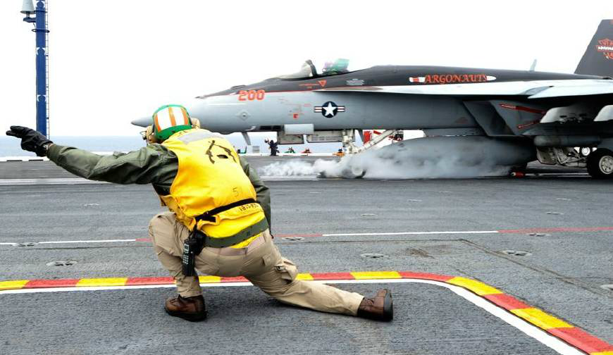 中美俄欧等国海军航母舰载机起飞手势哪个更带劲