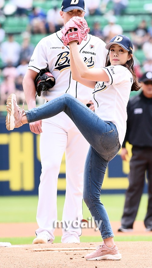 韩国kbs美女主播朴恩英任棒球比赛开球嘉宾