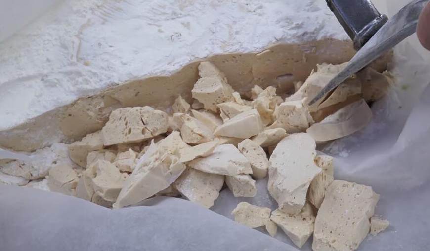 大叔边敲边卖这"叮叮糖"小吃,一天只卖10斤,很多人没有吃过!