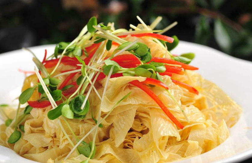 豆腐皮别再炒着吃,这个夏天,准备一份美味爽口的凉拌豆腐皮_新浪看点