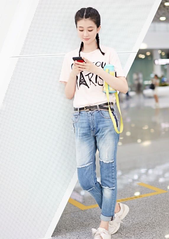 乔欣双马尾亮相很俏皮背水壶宛若小学生春游超可爱