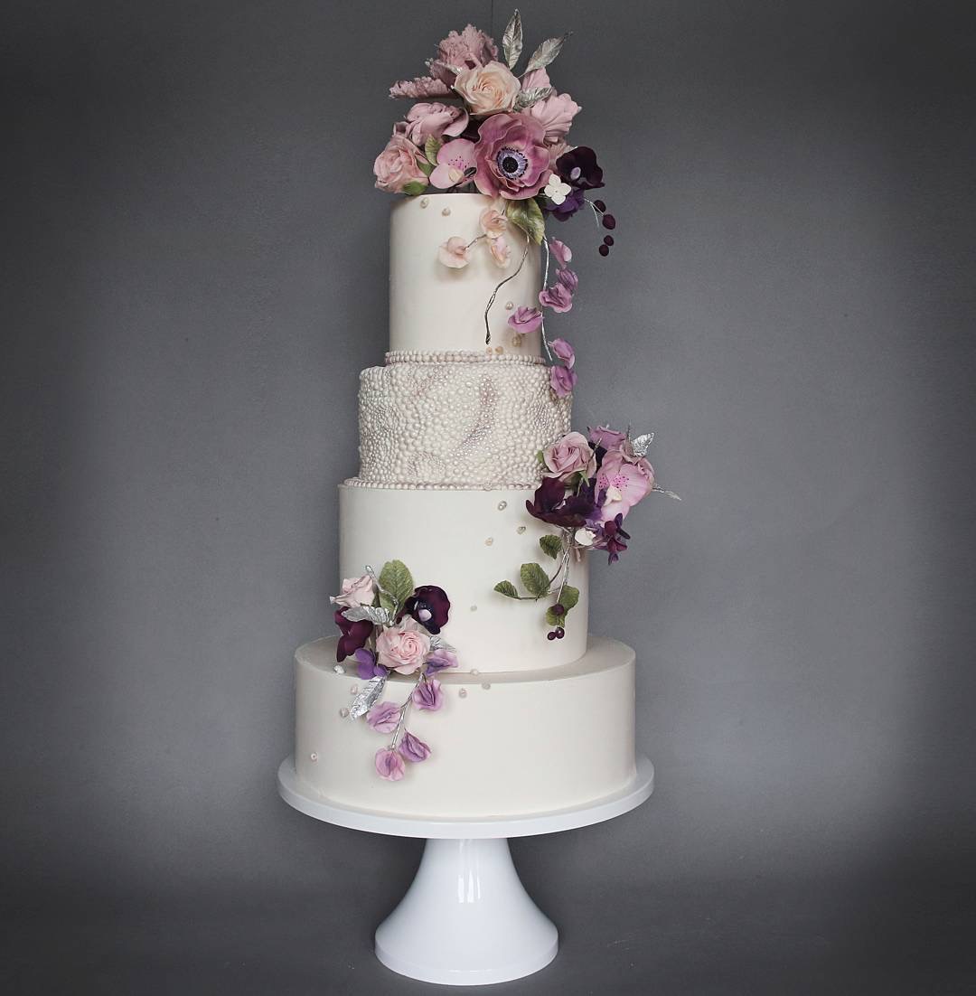 一组鲜花主题的婚庆蛋糕