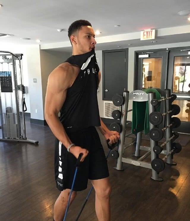 因为不少球迷表示西蒙斯的手臂肌肉维度已经跟勒布朗-詹姆斯相差无几