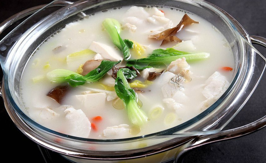 冬天的一道热菜,豆腐炖海鲈,鱼肉不碎,没腥味,色香味美太诱人