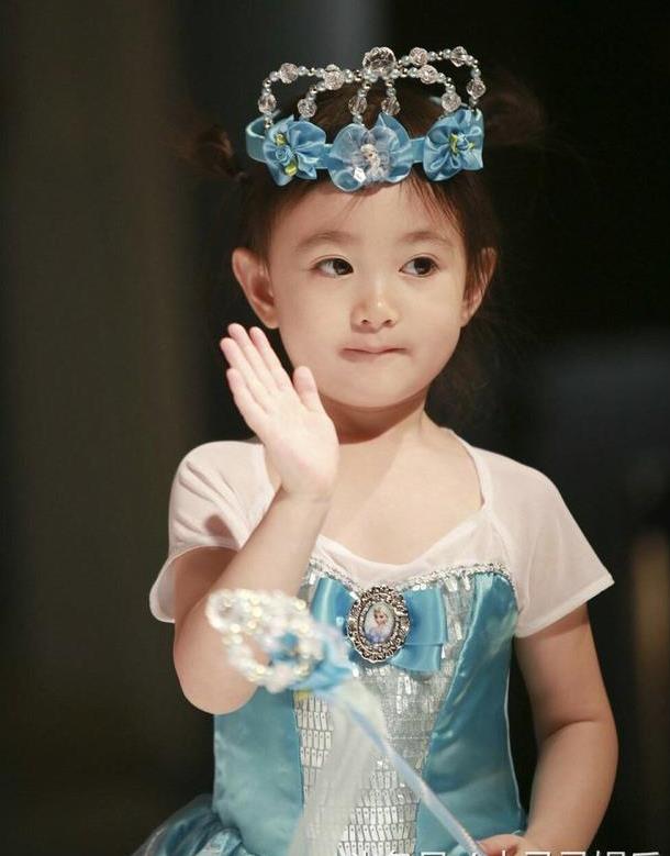 6岁奥莉留长发,"萌神"变淑女,甜馨保护的姐姐已经长大了!