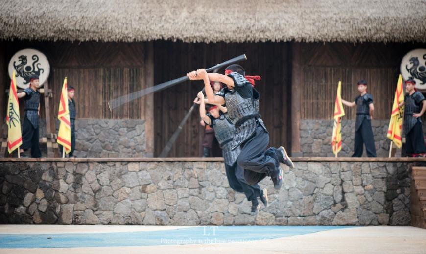 接下来还有厉害的帅哥们表演,演绎《灵渠点兵》,,,将军大人真是帅气直