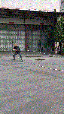 搞笑gif动图:高手在民间,大爷,这呼啦圈确实够大的