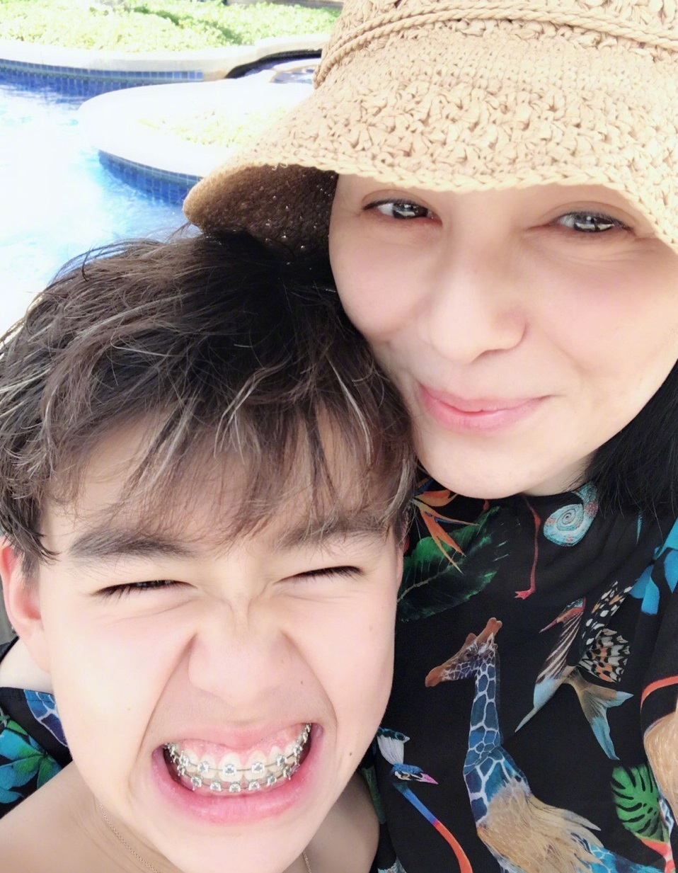 雪姨王琳晒儿子帅气西服照,网友却直呼牙太出镜!